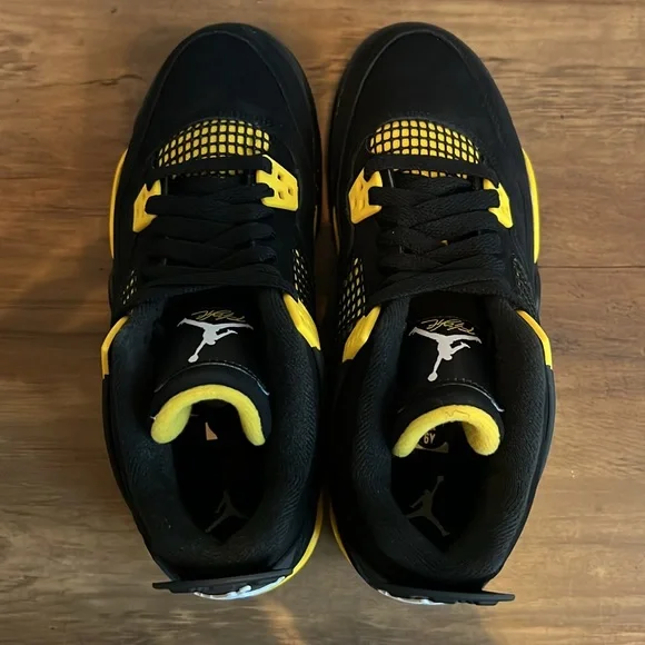 Air Jordan 4 Retro GS Thunder 2023 - Picture 3 of 5